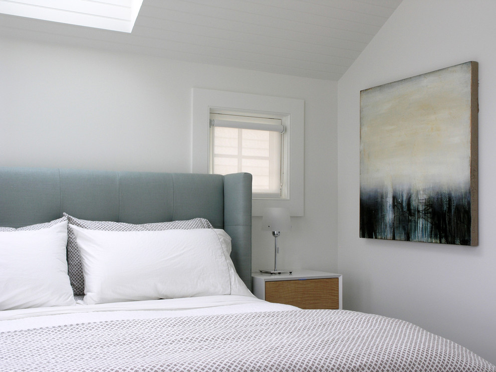 Exemple d'une chambre parentale tendance de taille moyenne avec un mur blanc, un sol en bois brun et aucune cheminée.