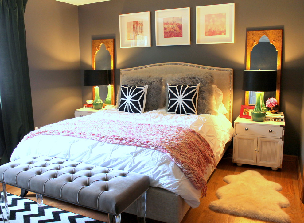 Foto de dormitorio principal ecléctico de tamaño medio con paredes grises y suelo de madera en tonos medios