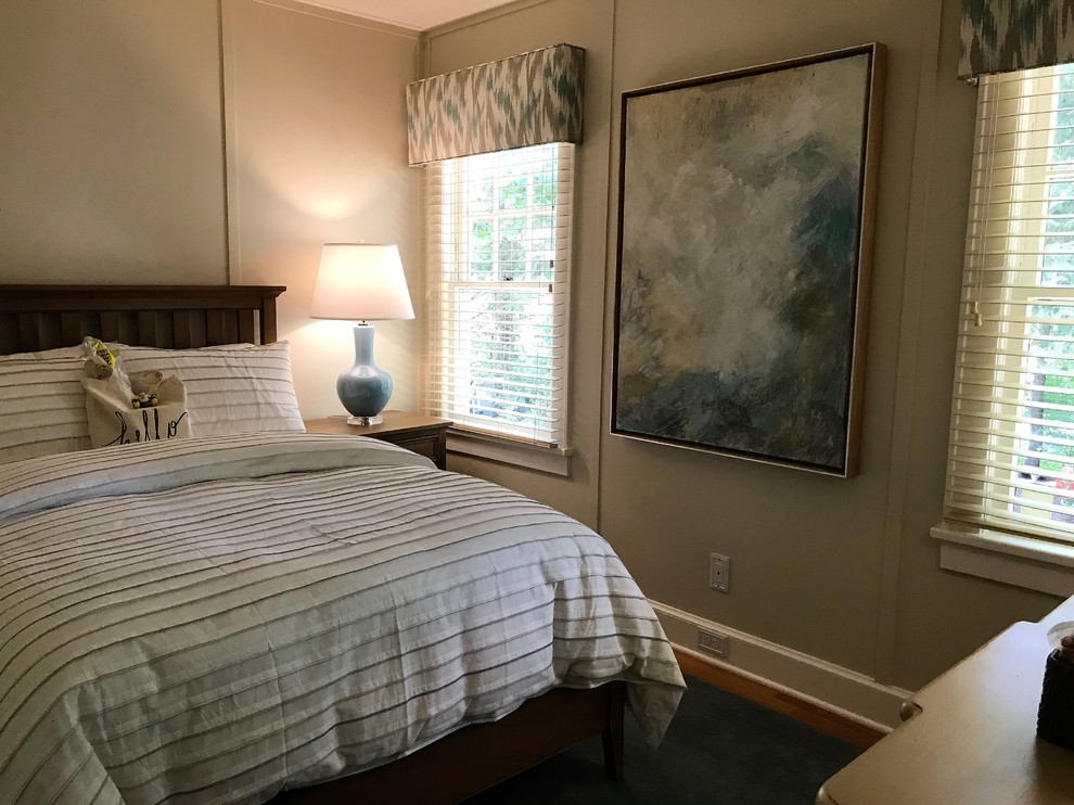 Imagen de habitación de invitados ecléctica pequeña sin chimenea con paredes beige, suelo marrón y suelo de madera en tonos medios