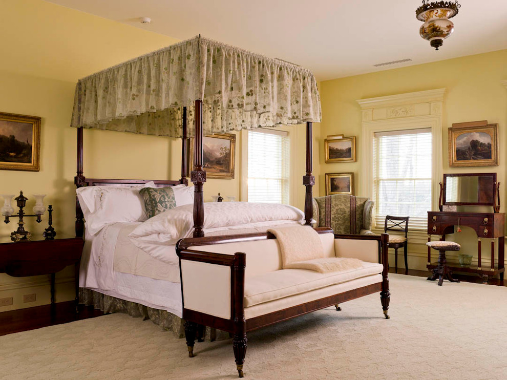 Стильный дизайн: большая хозяйская спальня в классическом стиле с желтыми стенами и ковровым покрытием без камина - последний тренд