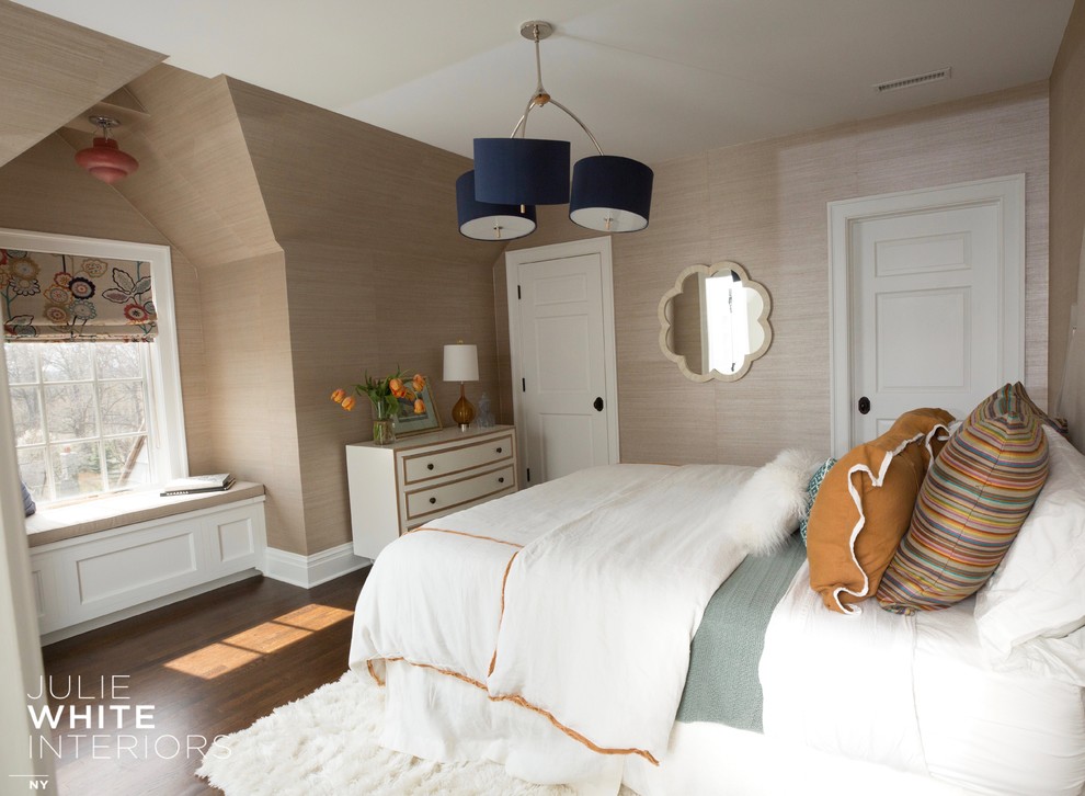 他の地域にある中くらいなエクレクティックスタイルのおしゃれな客用寝室 (ベージュの壁、濃色無垢フローリング、茶色い床) のレイアウト