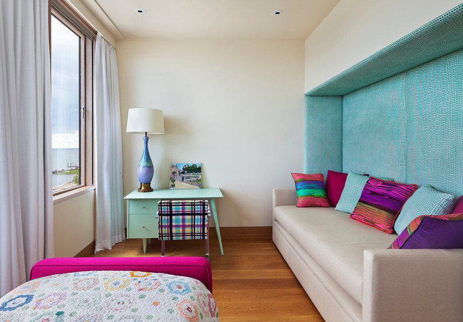 Mittelgroßes Modernes Hauptschlafzimmer ohne Kamin mit rosa Wandfarbe, Teppichboden und rosa Boden in New York