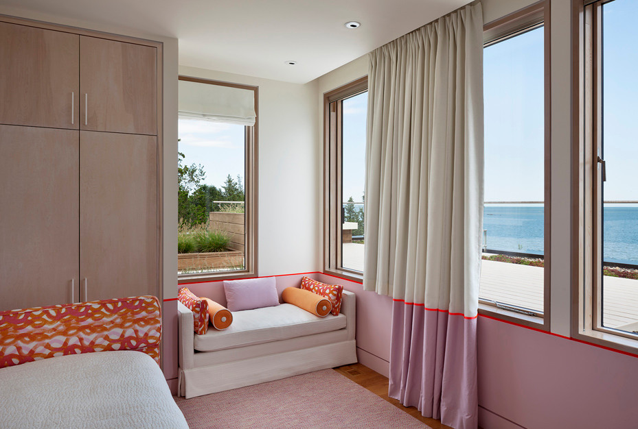 Стильный дизайн: хозяйская спальня среднего размера в современном стиле с розовыми стенами, ковровым покрытием и розовым полом без камина - последний тренд