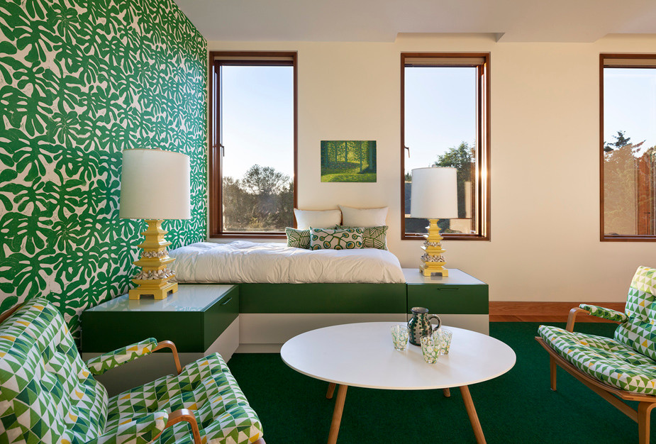 Foto de dormitorio principal contemporáneo de tamaño medio sin chimenea con paredes beige, moqueta y suelo verde
