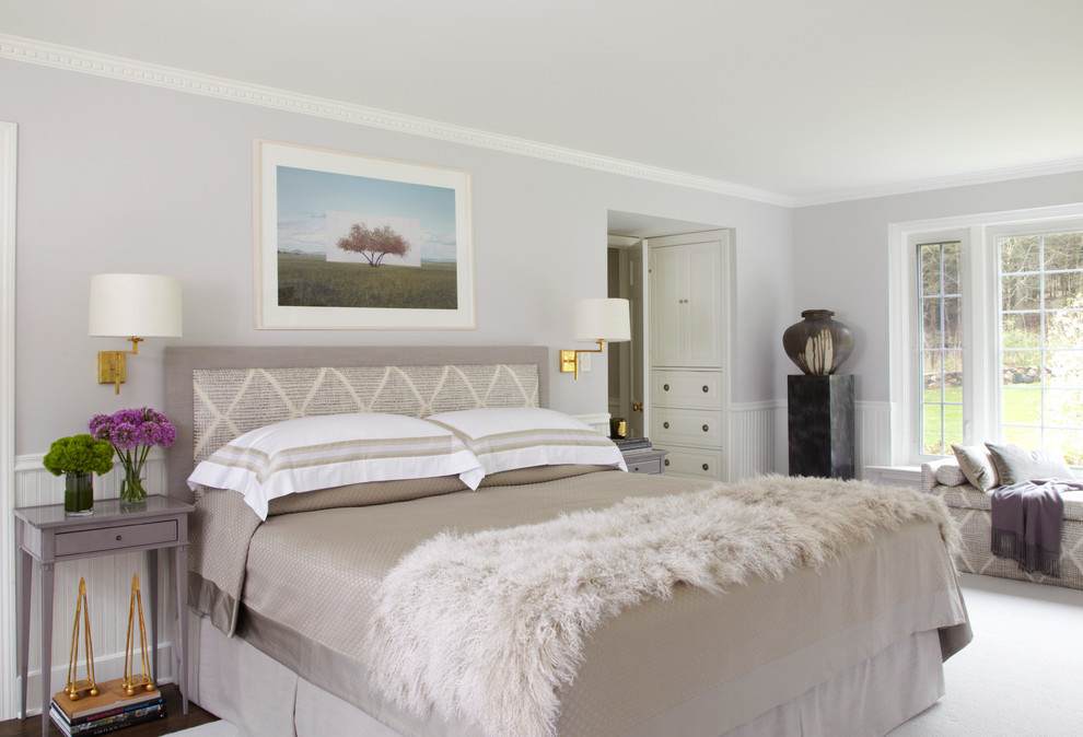 ニューヨークにあるトランジショナルスタイルのおしゃれな寝室 (グレーの壁、濃色無垢フローリング)