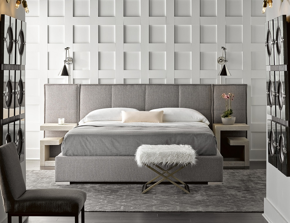 Modernes Hauptschlafzimmer mit weißer Wandfarbe, dunklem Holzboden und schwarzem Boden in Houston