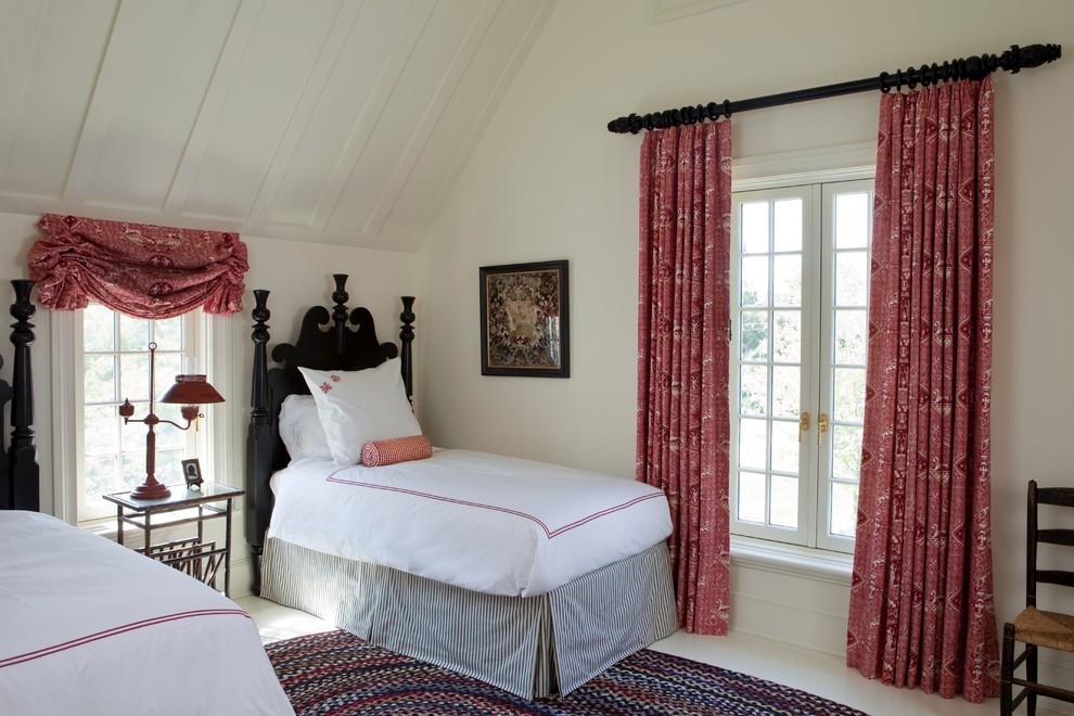 Foto di una camera da letto classica di medie dimensioni con nessun camino e pareti bianche