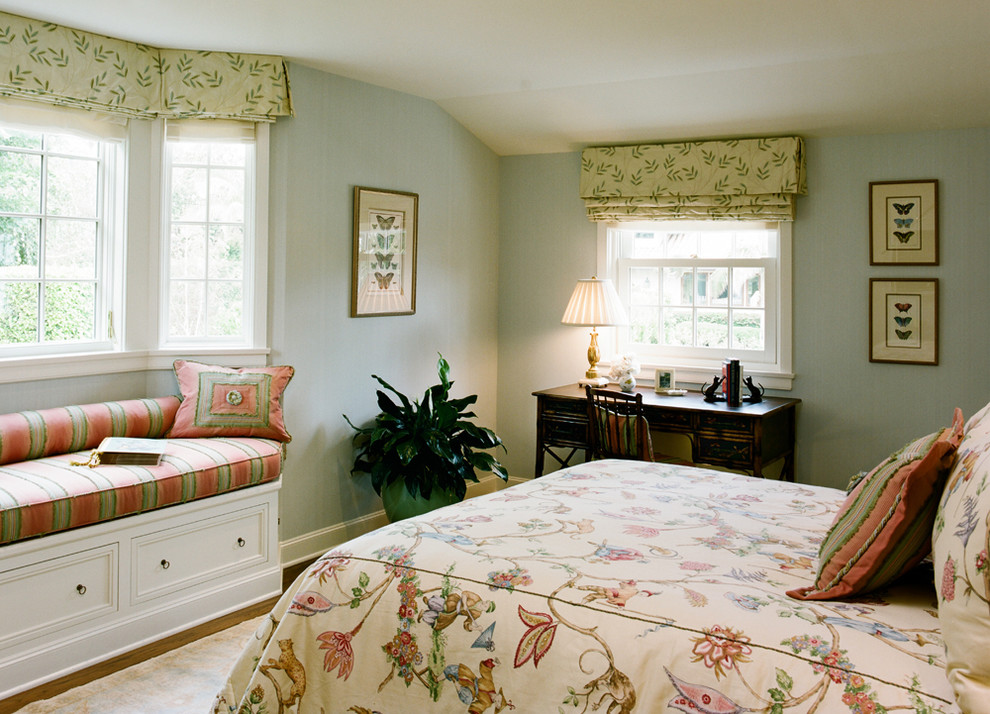 Imagen de dormitorio principal de estilo de casa de campo de tamaño medio con suelo de madera oscura, paredes azules y suelo marrón