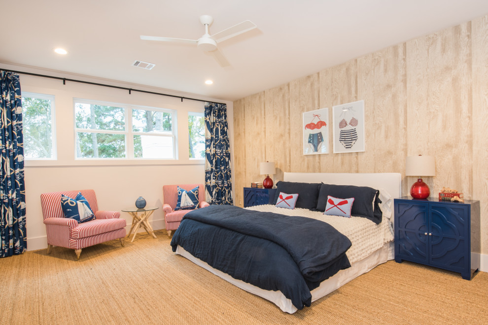 Стильный дизайн: спальня в морском стиле с бежевыми стенами, ковровым покрытием, коричневым полом и обоями на стенах - последний тренд