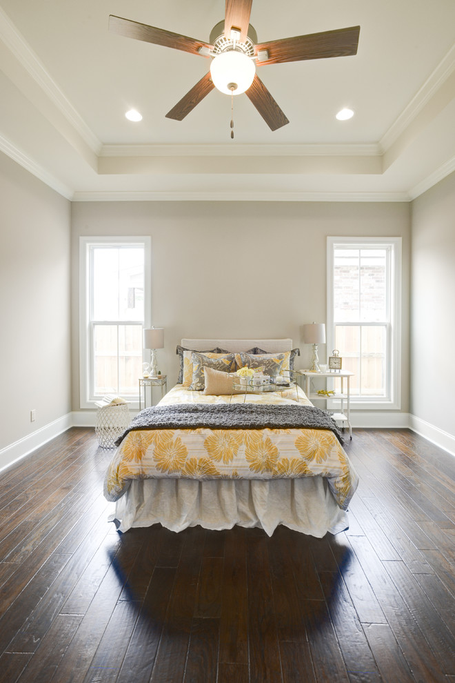 Cette photo montre une chambre parentale chic de taille moyenne avec un mur beige, parquet foncé et un sol marron.