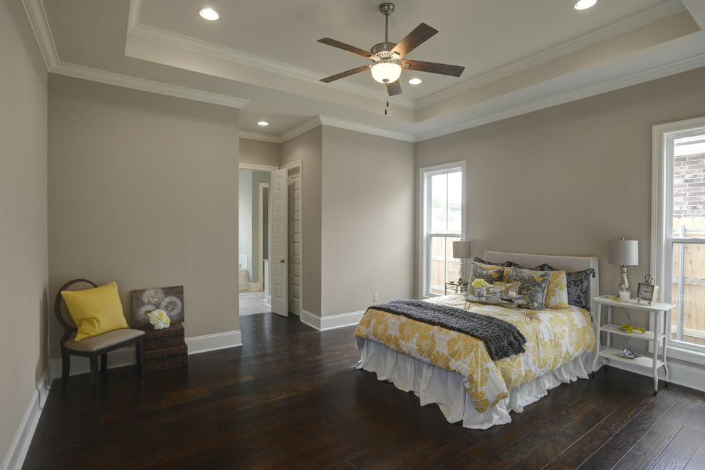 Foto de dormitorio principal tradicional renovado de tamaño medio con paredes beige, suelo de madera oscura y suelo marrón