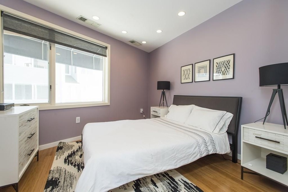 Свежая идея для дизайна: гостевая спальня среднего размера, (комната для гостей) в современном стиле с фиолетовыми стенами и светлым паркетным полом без камина - отличное фото интерьера