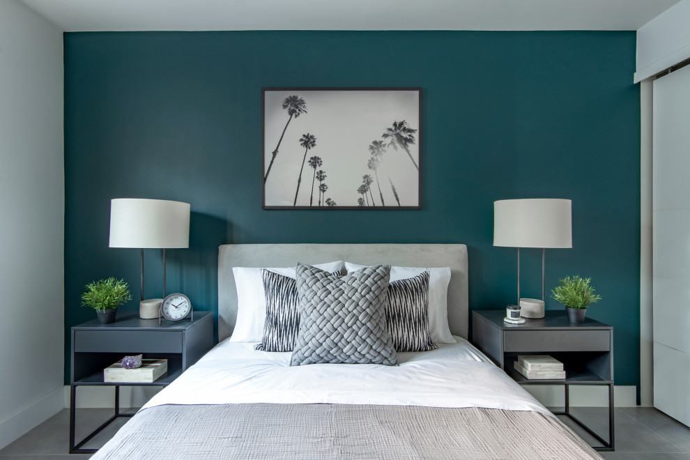 На фото: гостевая спальня среднего размера, (комната для гостей) в современном стиле с зелеными стенами и серым полом с
