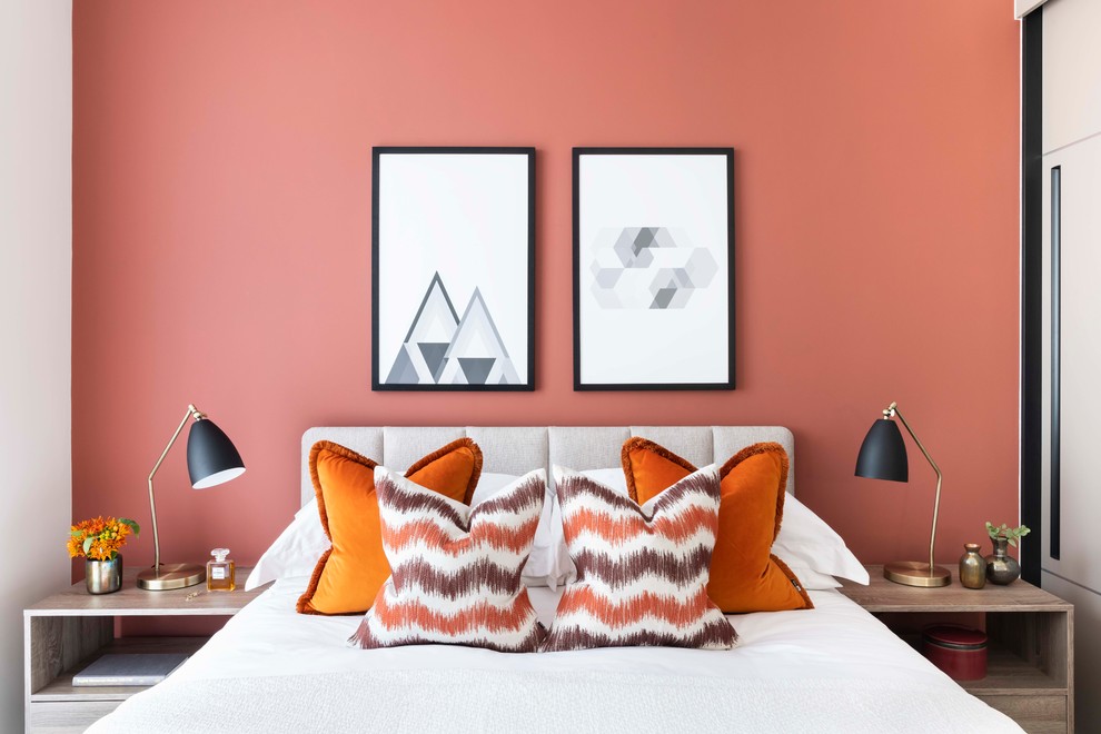 Ispirazione per una camera da letto contemporanea con pareti arancioni
