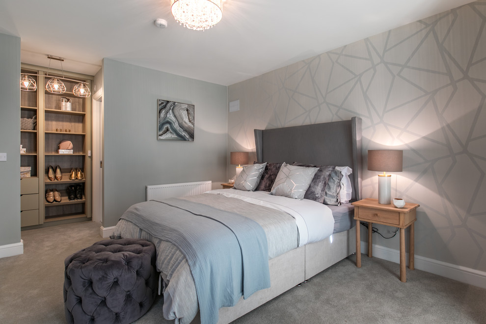 Свежая идея для дизайна: хозяйская спальня среднего размера в стиле неоклассика (современная классика) с серыми стенами, ковровым покрытием и серым полом - отличное фото интерьера