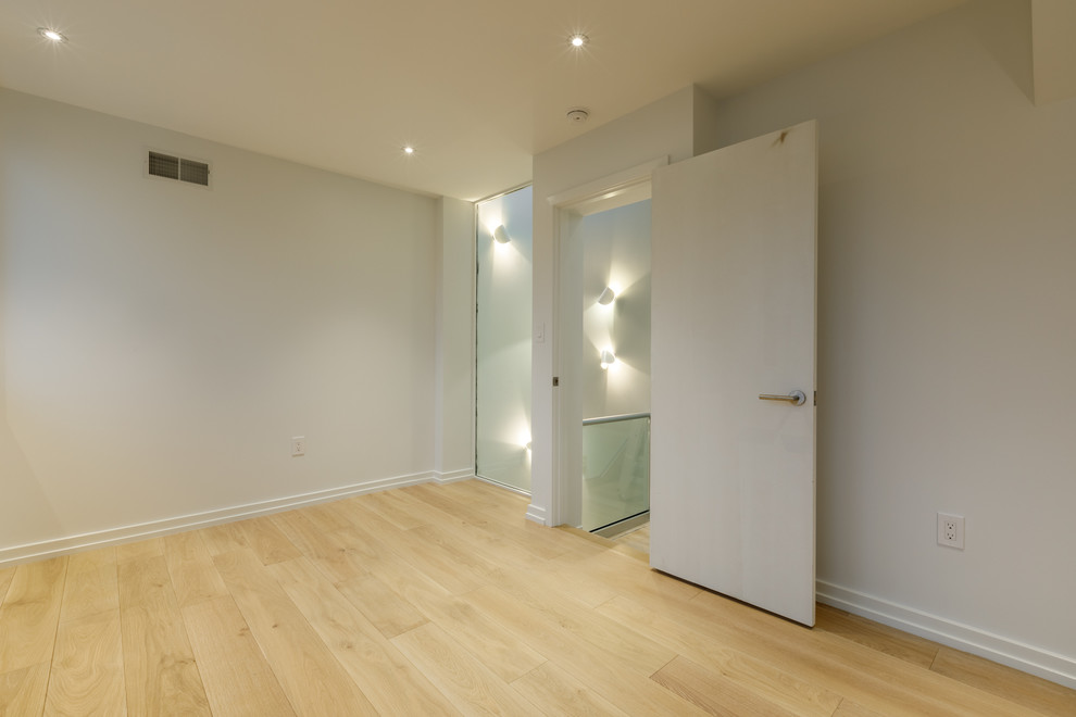 Modernes Hauptschlafzimmer ohne Kamin mit weißer Wandfarbe, hellem Holzboden und beigem Boden in Philadelphia