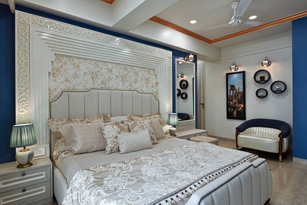 На фото: спальня в стиле неоклассика (современная классика) с белыми стенами и бежевым полом