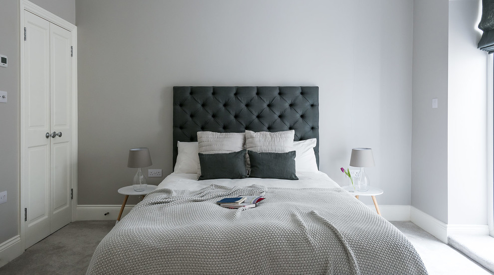 Imagen de dormitorio principal contemporáneo de tamaño medio con paredes grises y moqueta