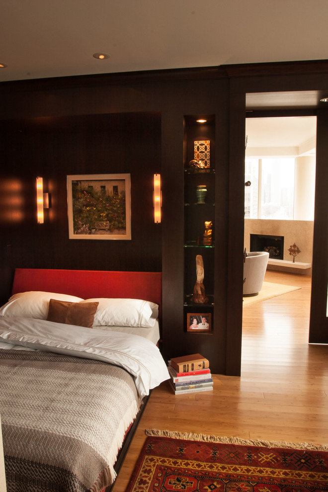 На фото: гостевая спальня (комната для гостей) в современном стиле с полом из бамбука