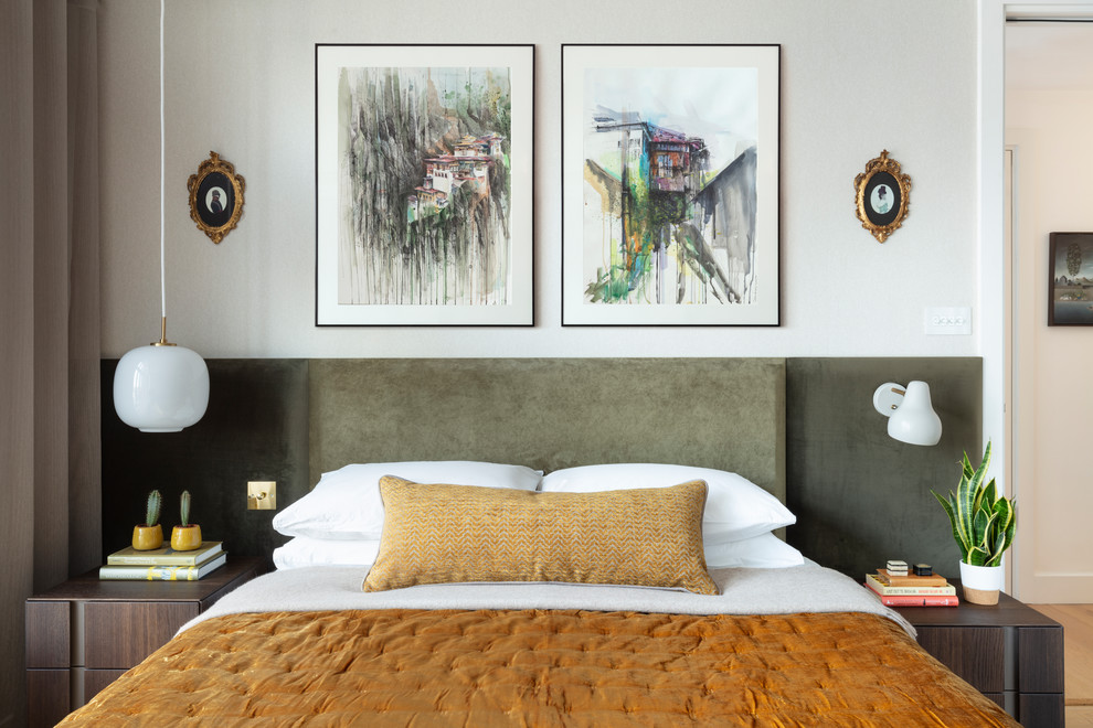 Modernes Schlafzimmer mit weißer Wandfarbe, braunem Holzboden und braunem Boden in London