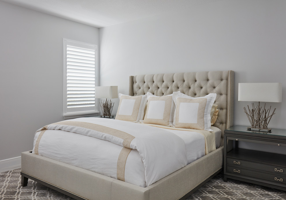 マイアミにある中くらいなコンテンポラリースタイルのおしゃれな客用寝室 (白い壁、カーペット敷き、グレーの床) のインテリア