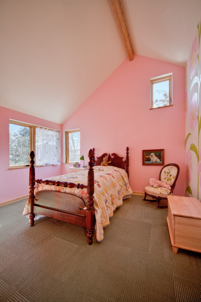 Idee per una grande camera degli ospiti minimalista con pareti rosa, moquette e nessun camino