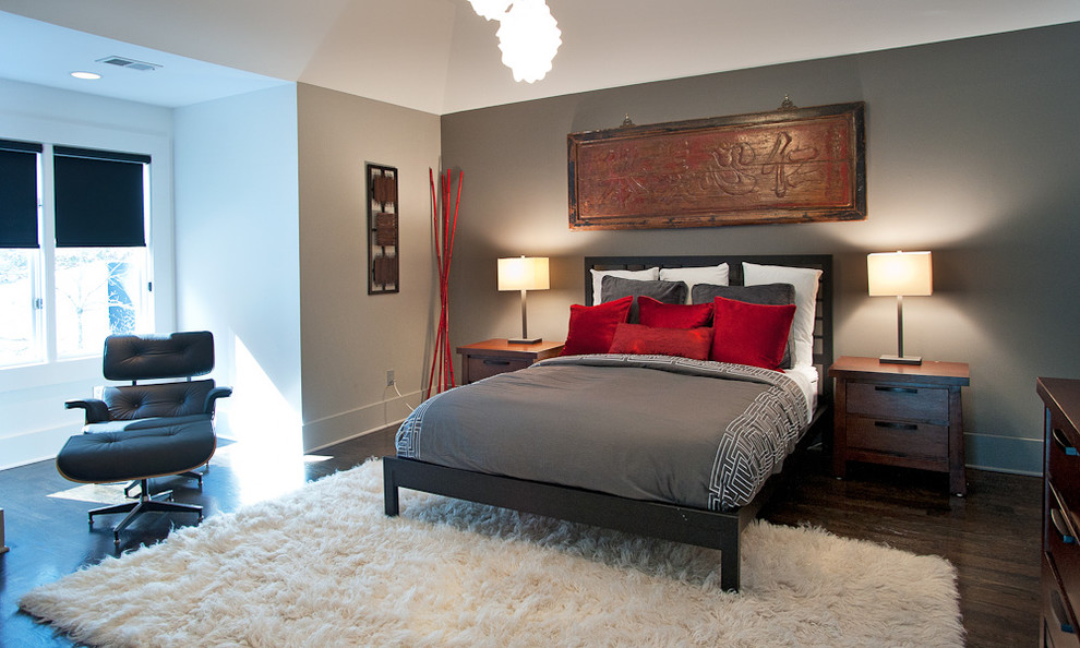 Imagen de dormitorio principal de estilo zen de tamaño medio con paredes grises y suelo de madera oscura
