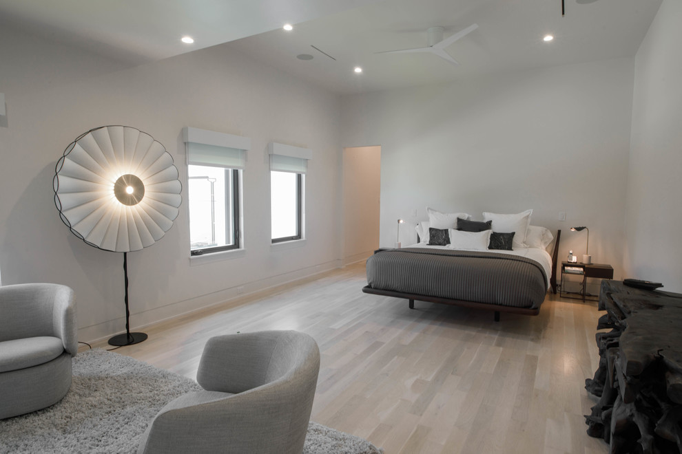Свежая идея для дизайна: большая хозяйская спальня в современном стиле с белыми стенами, светлым паркетным полом и белым полом - отличное фото интерьера