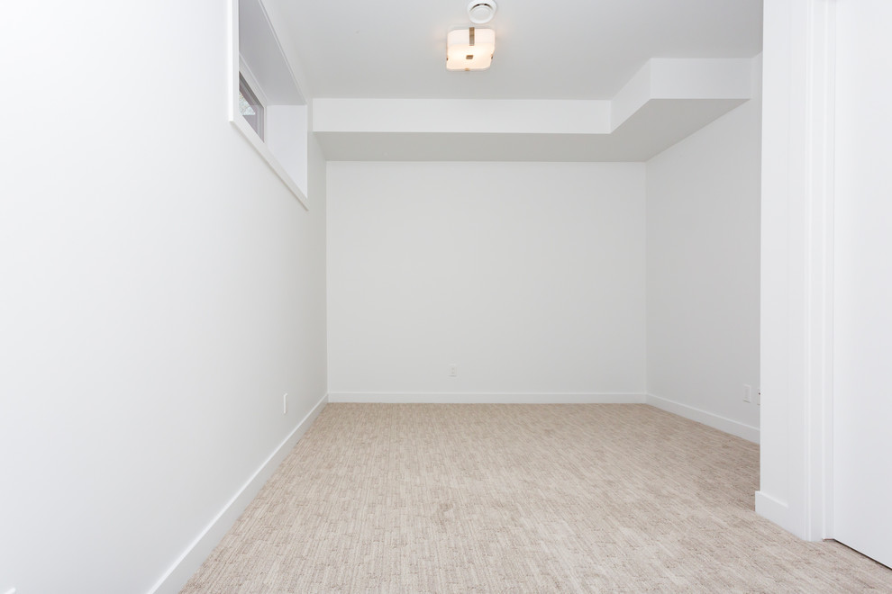 Foto de dormitorio principal contemporáneo de tamaño medio sin chimenea con paredes blancas, moqueta y suelo beige