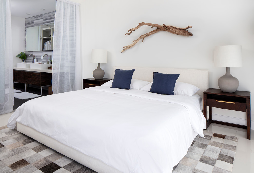 На фото: хозяйская спальня среднего размера в современном стиле с белыми стенами, полом из керамогранита и белым полом без камина с