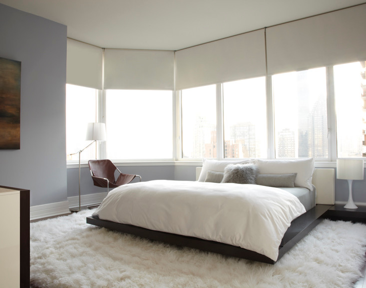 Идея дизайна: хозяйская спальня среднего размера в современном стиле с серыми стенами и темным паркетным полом