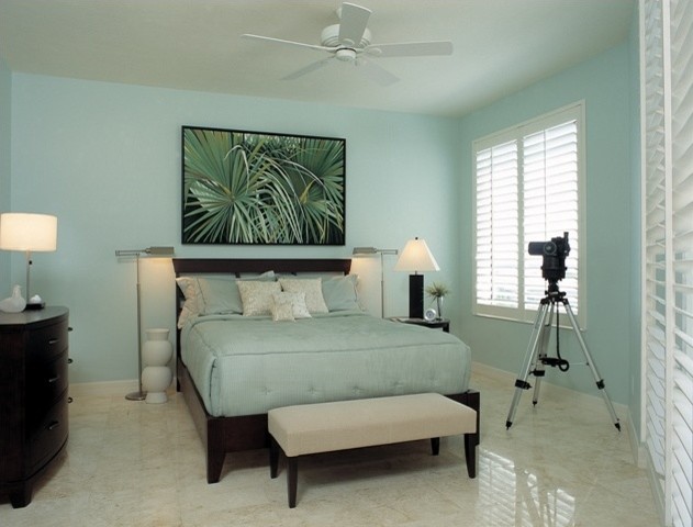 Foto de dormitorio principal actual grande sin chimenea con paredes azules y suelo de baldosas de cerámica