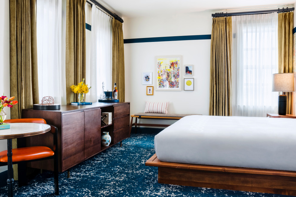 Idee per una camera da letto contemporanea con pareti bianche, moquette e pavimento blu