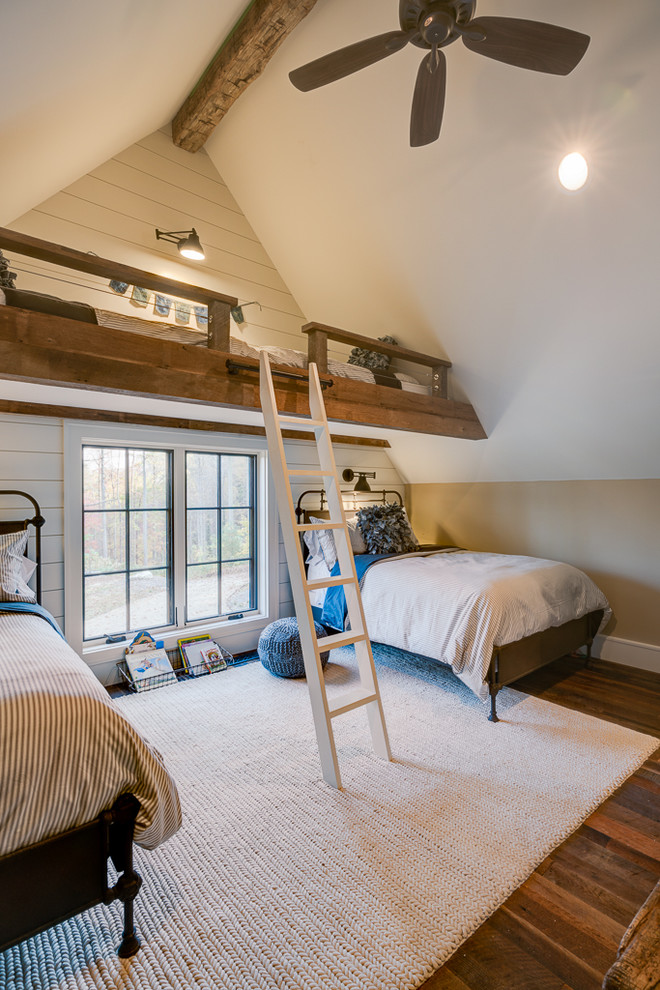 Ejemplo de habitación de invitados rural de tamaño medio sin chimenea con paredes beige y suelo de madera oscura