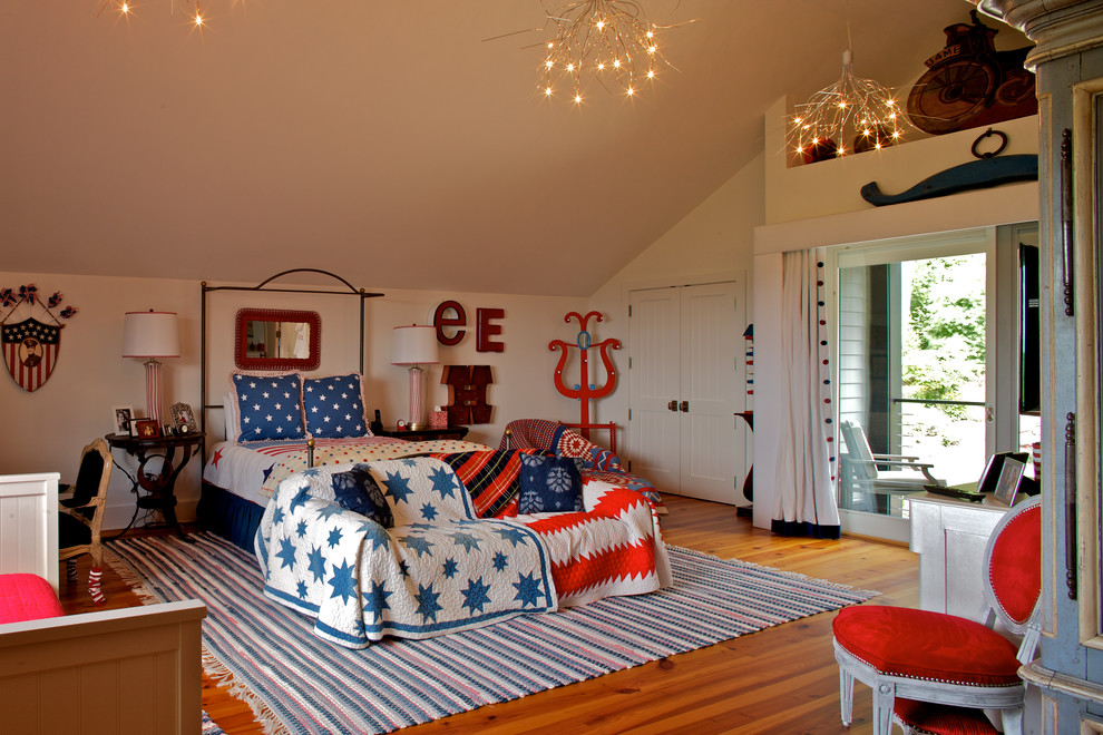 На фото: хозяйская спальня в стиле кантри с бежевыми стенами