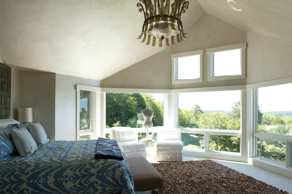 Ejemplo de dormitorio principal de estilo de casa de campo con paredes beige