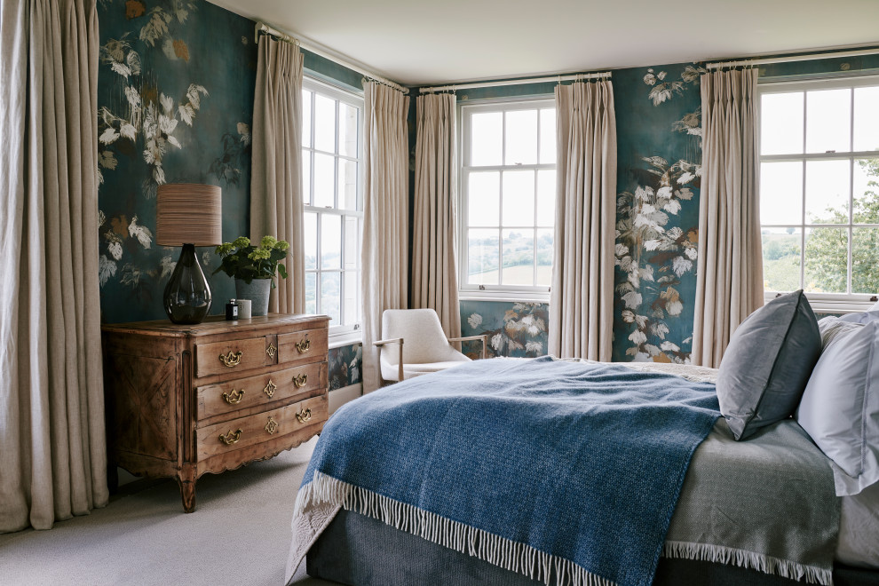 Imagen de dormitorio principal tradicional renovado grande sin chimenea con moqueta, suelo gris y paredes multicolor
