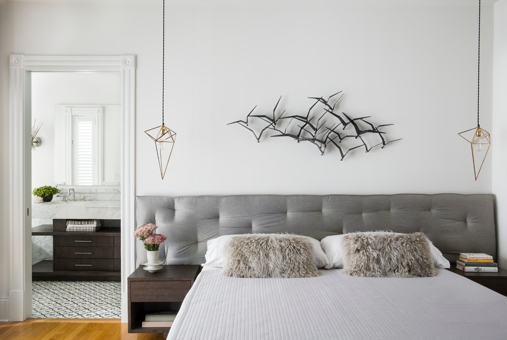 Klassisches Hauptschlafzimmer mit weißer Wandfarbe und braunem Holzboden in San Francisco