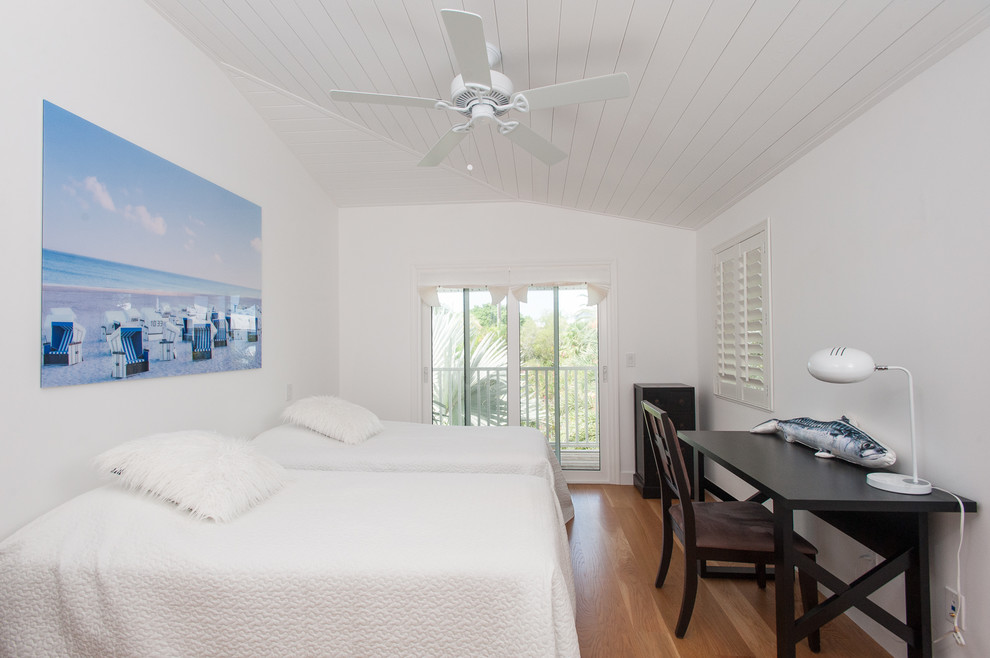 Свежая идея для дизайна: гостевая спальня среднего размера, (комната для гостей) в морском стиле с белыми стенами, светлым паркетным полом и бежевым полом без камина - отличное фото интерьера