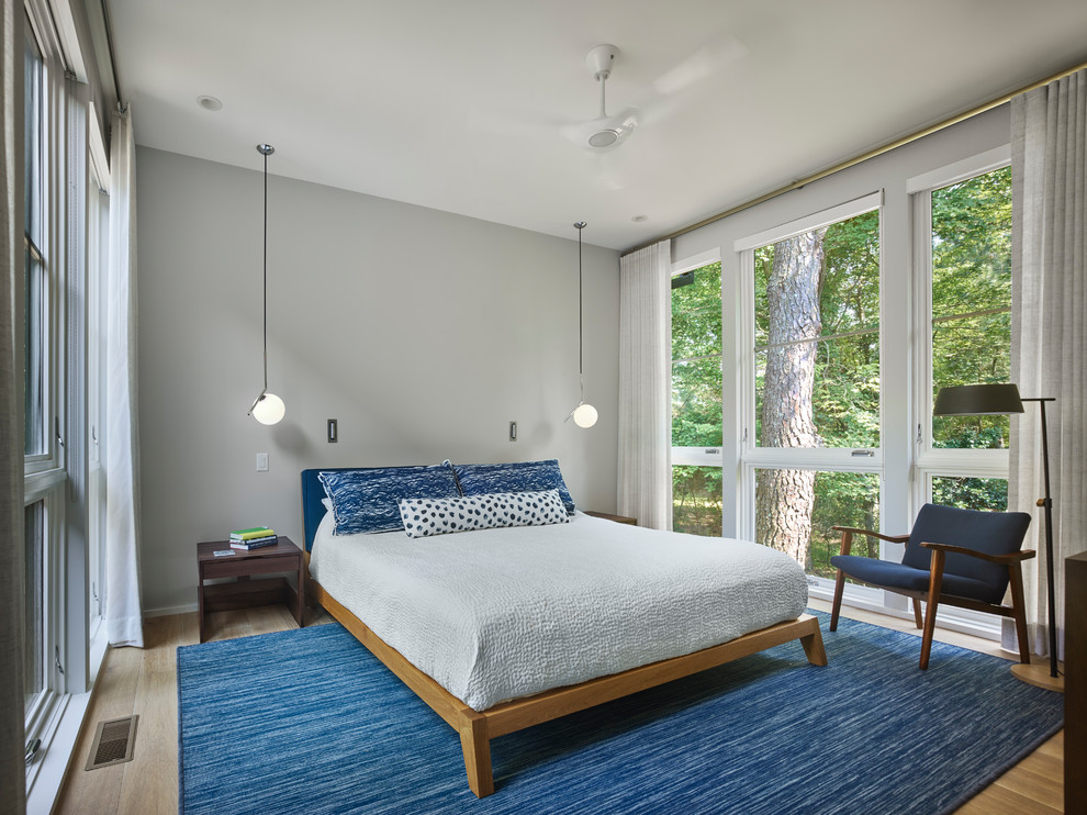 На фото: спальня в морском стиле с серыми стенами и светлым паркетным полом