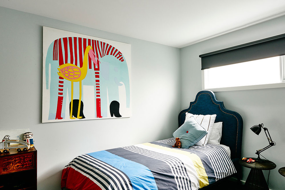 На фото: большая гостевая спальня (комната для гостей) в стиле неоклассика (современная классика) с серыми стенами и ковровым покрытием с