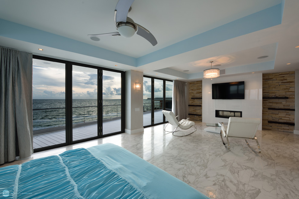 Источник вдохновения для домашнего уюта: огромная гостевая спальня (комната для гостей) в современном стиле с серыми стенами, мраморным полом, горизонтальным камином и фасадом камина из плитки