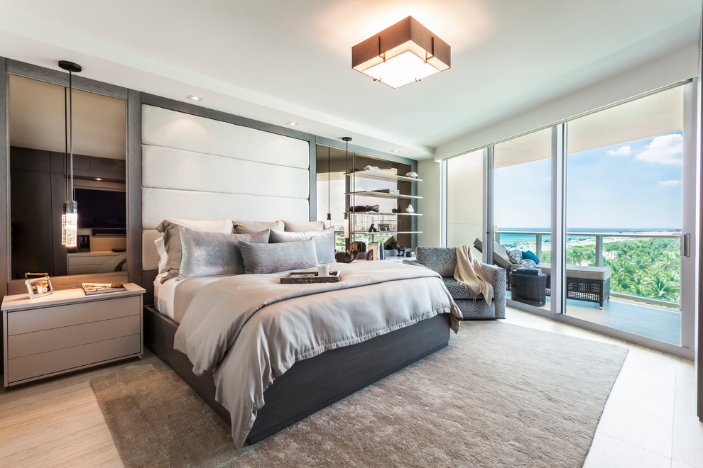 ロサンゼルスにあるコンテンポラリースタイルのおしゃれな主寝室 (ベージュの床、グレーとクリーム色) のレイアウト