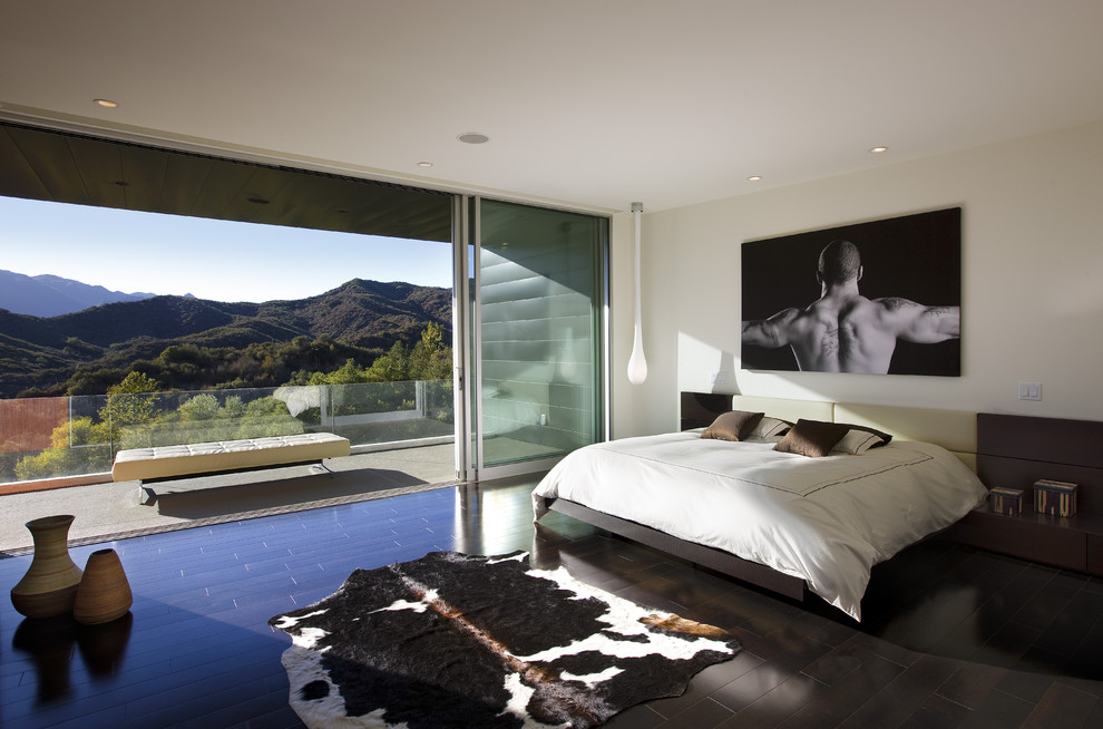 Modernes Schlafzimmer mit beiger Wandfarbe und dunklem Holzboden in Los Angeles