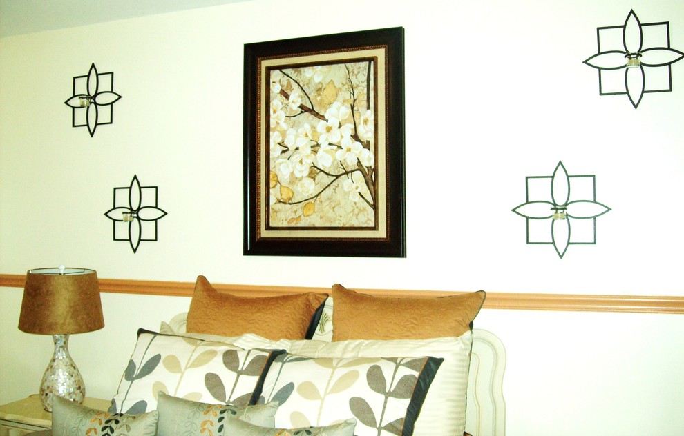На фото: хозяйская спальня среднего размера в современном стиле с бежевыми стенами и ковровым покрытием без камина с