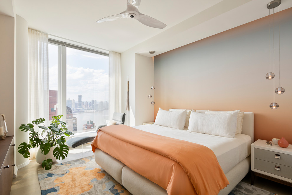 ニューヨークにあるコンテンポラリースタイルのおしゃれな客用寝室 (マルチカラーの壁、淡色無垢フローリング、ベージュの床) のインテリア