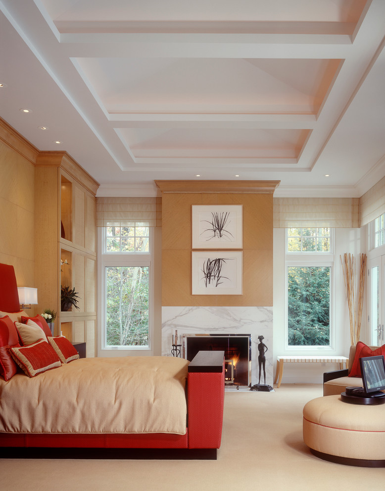 クリーブランドにある広いコンテンポラリースタイルのおしゃれな主寝室 (茶色い壁、カーペット敷き、標準型暖炉、石材の暖炉まわり、ベージュの床) のレイアウト