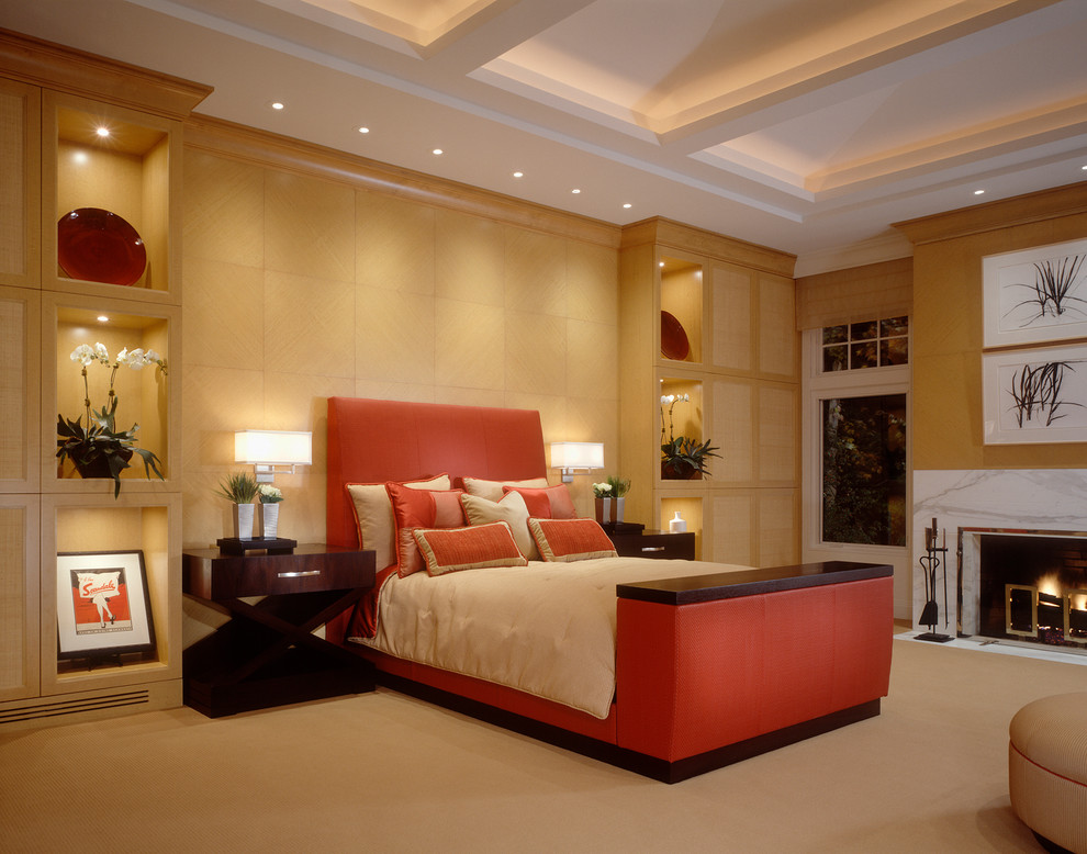 На фото: большая хозяйская спальня в современном стиле с бежевыми стенами, стандартным камином, ковровым покрытием, фасадом камина из камня и бежевым полом