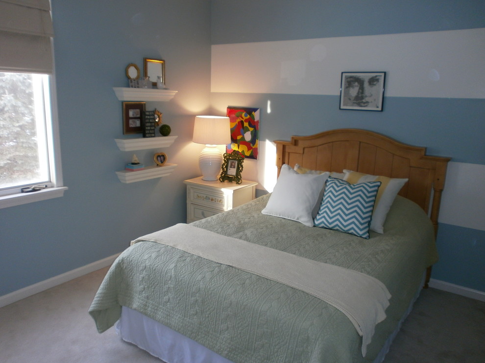 Diseño de habitación de invitados actual con paredes multicolor