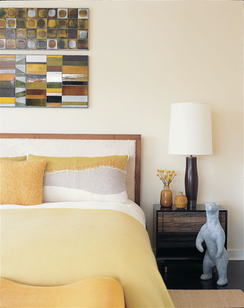 Immagine di una camera da letto contemporanea con pareti beige